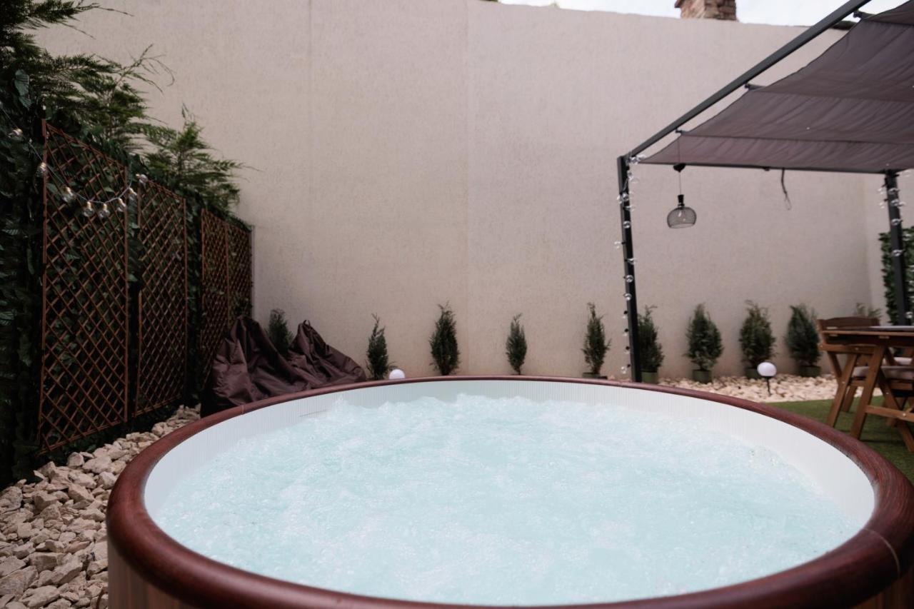Downtown Hidden Garden With Jacuzzi In Bucharestアパートメント エクステリア 写真