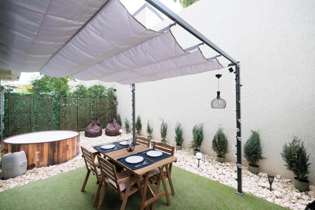 Downtown Hidden Garden With Jacuzzi In Bucharestアパートメント エクステリア 写真
