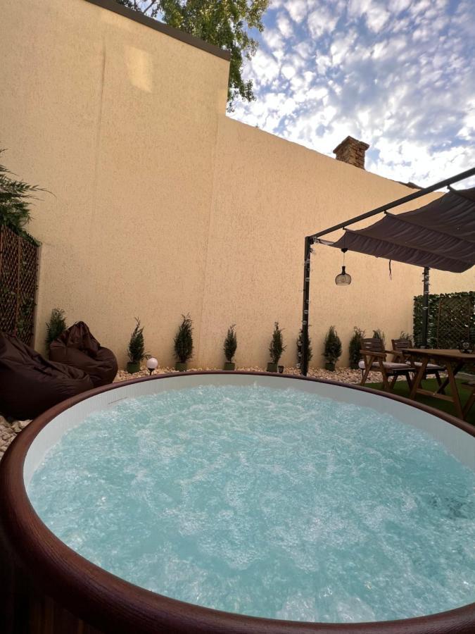 Downtown Hidden Garden With Jacuzzi In Bucharestアパートメント エクステリア 写真