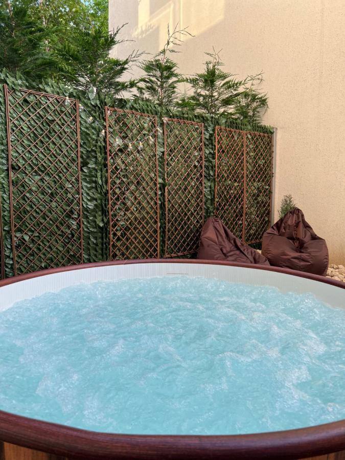 Downtown Hidden Garden With Jacuzzi In Bucharestアパートメント エクステリア 写真