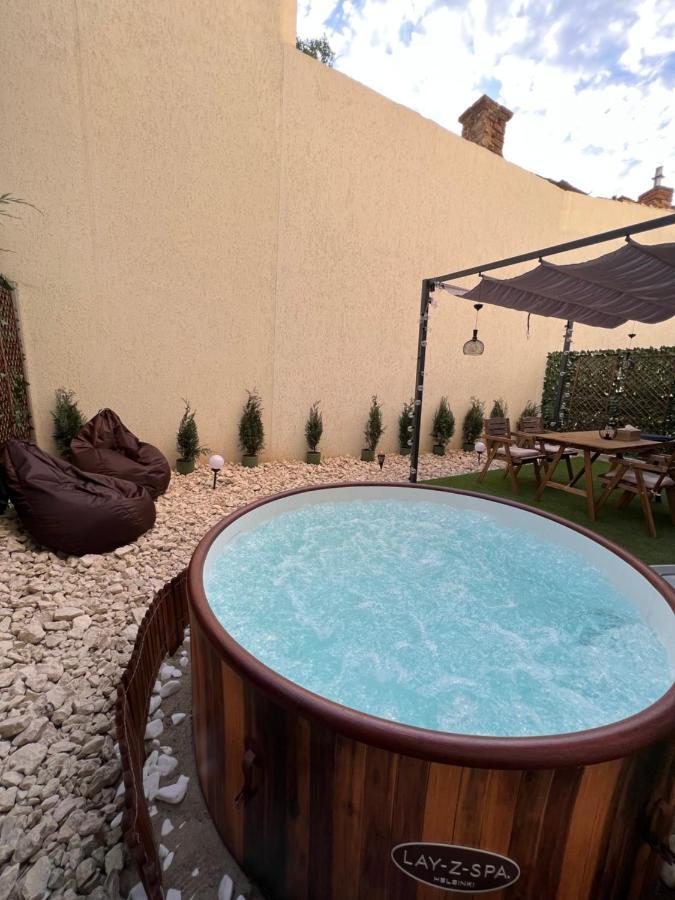 Downtown Hidden Garden With Jacuzzi In Bucharestアパートメント エクステリア 写真