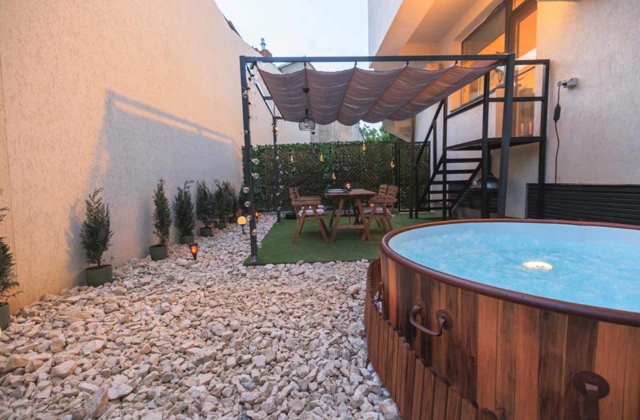 Downtown Hidden Garden With Jacuzzi In Bucharestアパートメント エクステリア 写真