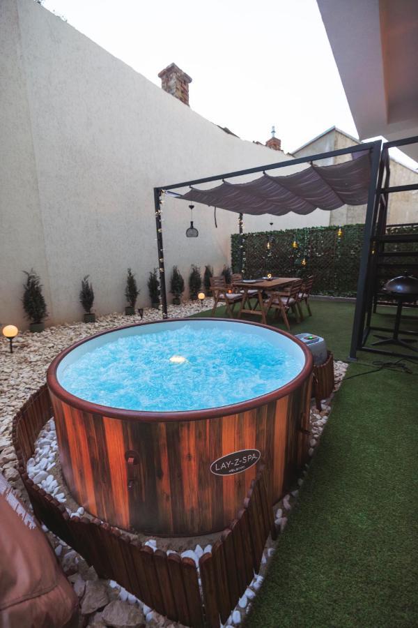 Downtown Hidden Garden With Jacuzzi In Bucharestアパートメント エクステリア 写真